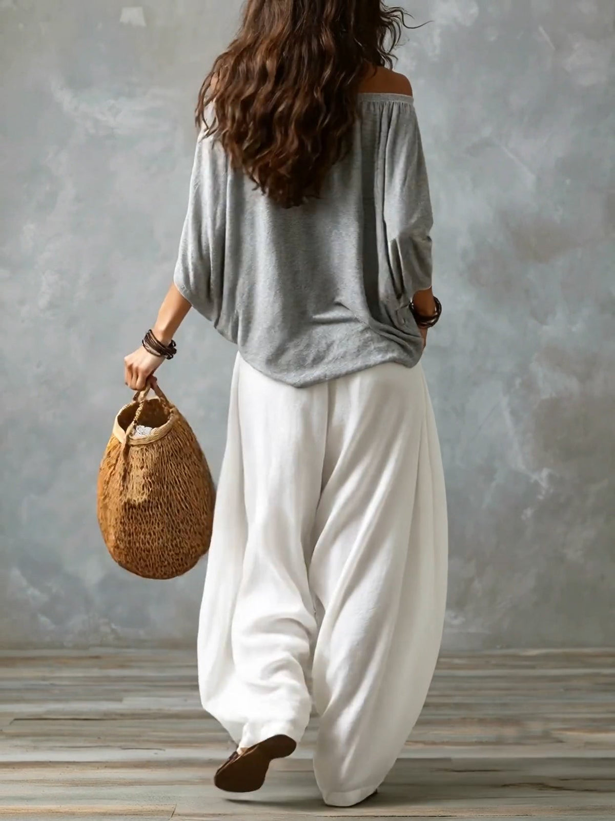 Conjunto de Top Gris de Hombros Descubiertos y Pantalón Blanco Holgado Tipo Farol